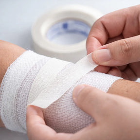 Fita crepe hospitalar branco para fixar curativos premium saude